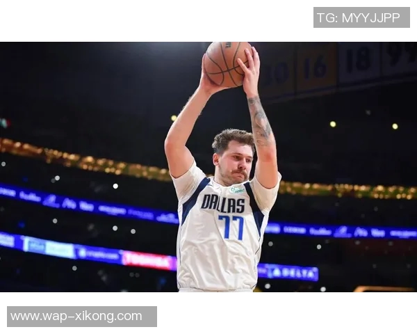 东契奇称赞海斯在挡拆配合中总能精准找到最佳接应位置 东契奇称赞海斯在挡拆配合中总能精准找到最佳接应位置